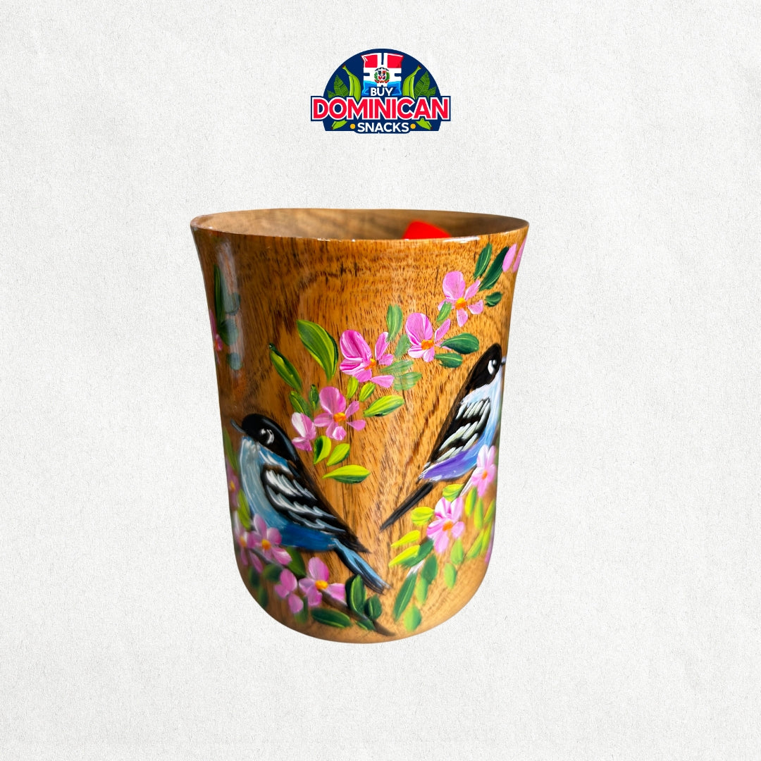 Taza de café de madera pintada a mano: un toque de arte dominicano