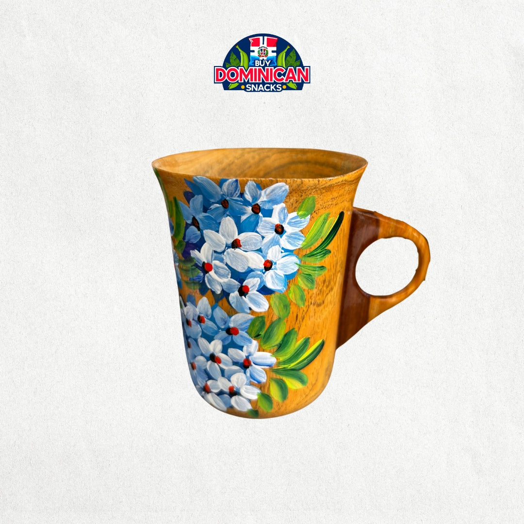 Taza de café de madera pintada a mano: un toque de arte dominicano