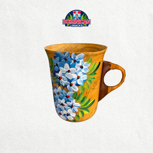 Taza de café de madera pintada a mano: un toque de arte dominicano