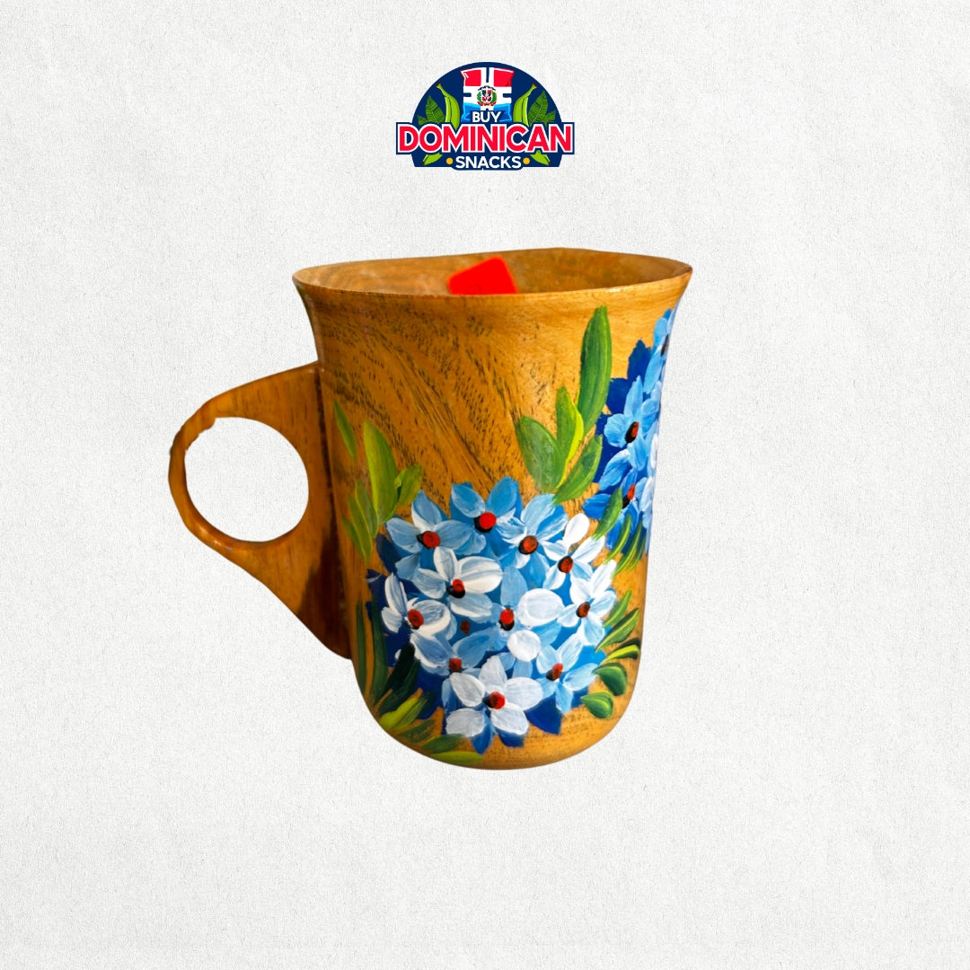 Taza de café de madera pintada a mano: un toque de arte dominicano