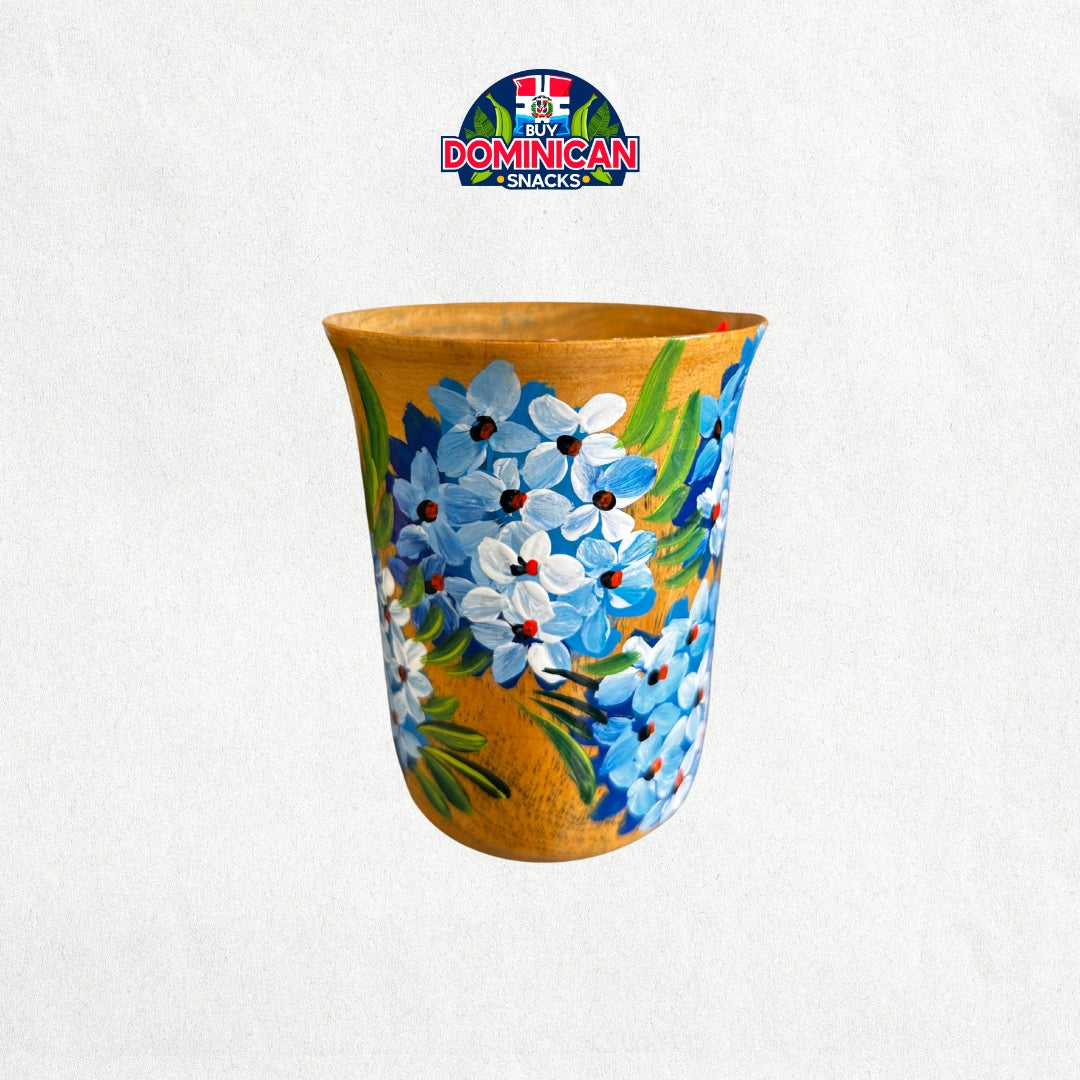 Taza de café de madera pintada a mano: un toque de arte dominicano