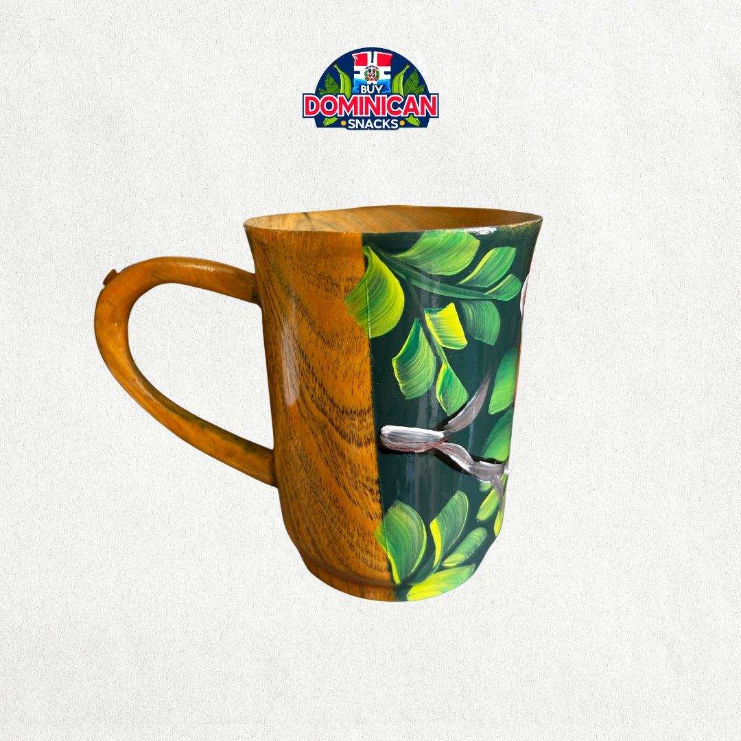 Taza de café de madera pintada a mano: un toque de arte dominicano