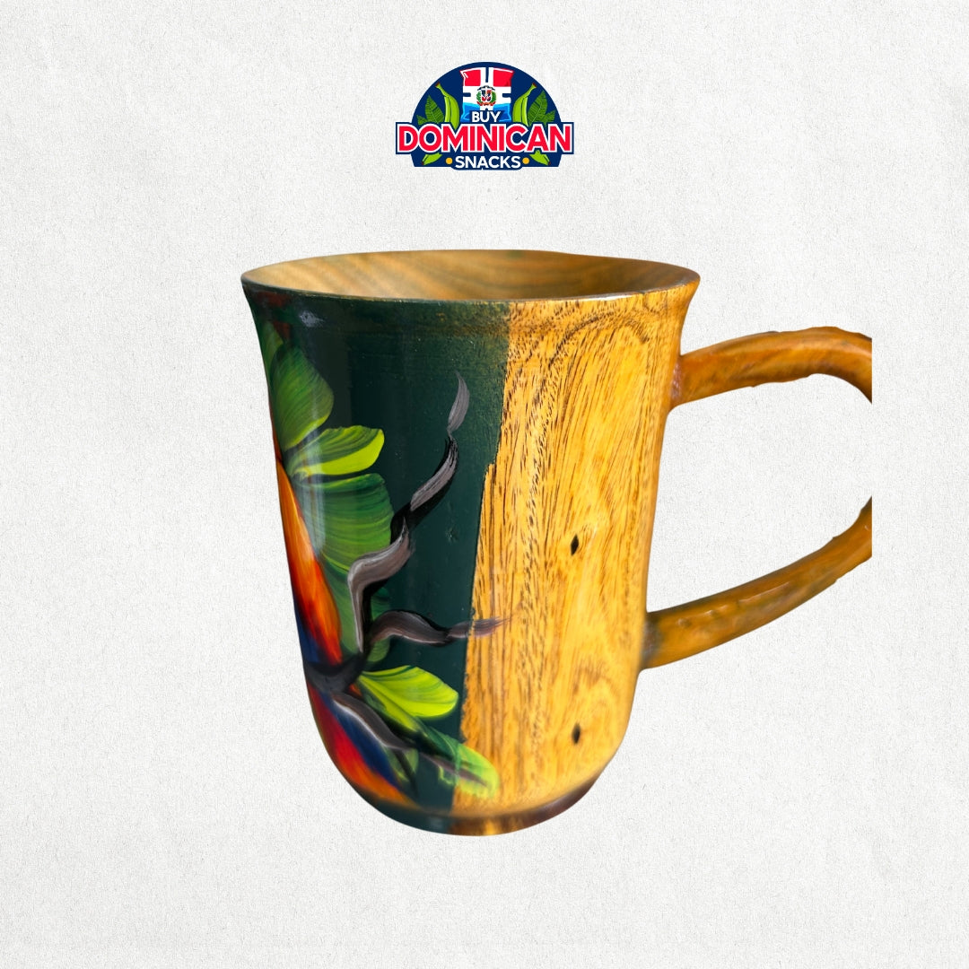 Taza de café de madera pintada a mano: un toque de arte dominicano