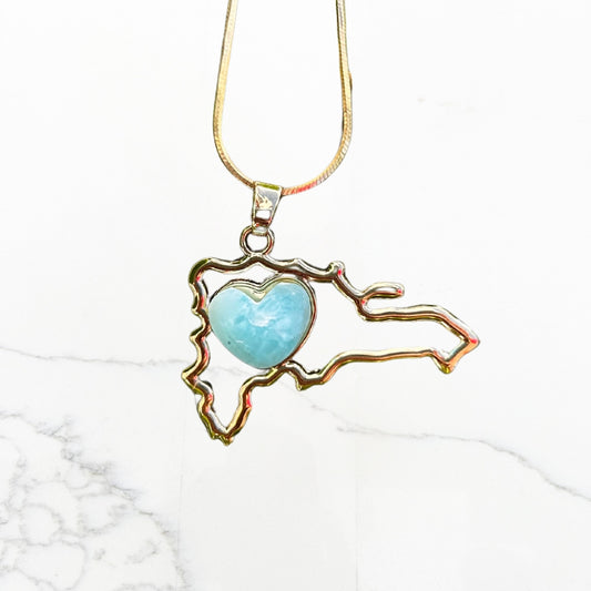 Collar con colgante de mapa y corazón de larimar: un viaje de amor y aventura