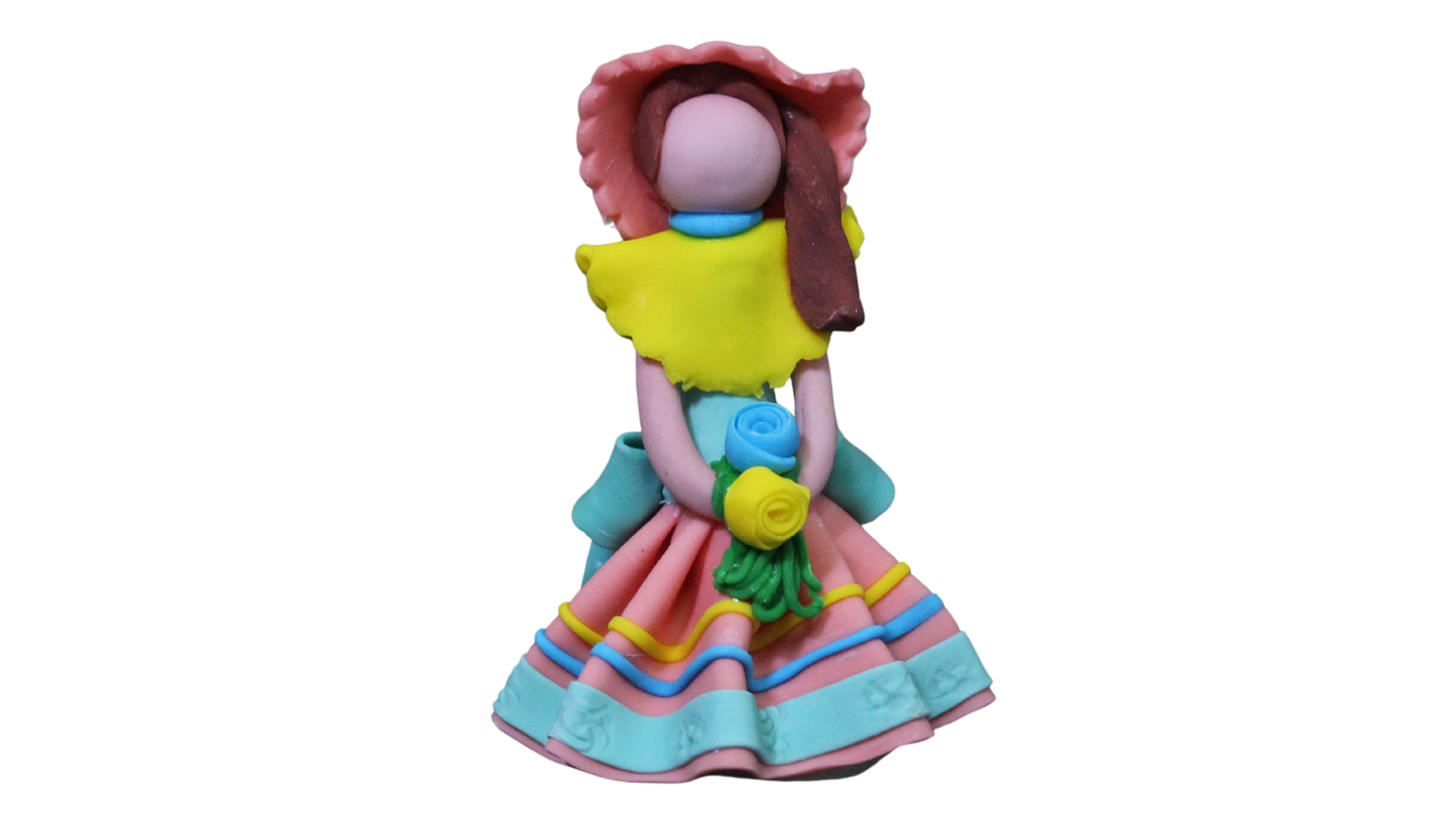 Figura dominicana artesanal – Vestido colorido con sombrero floral – Cultura única