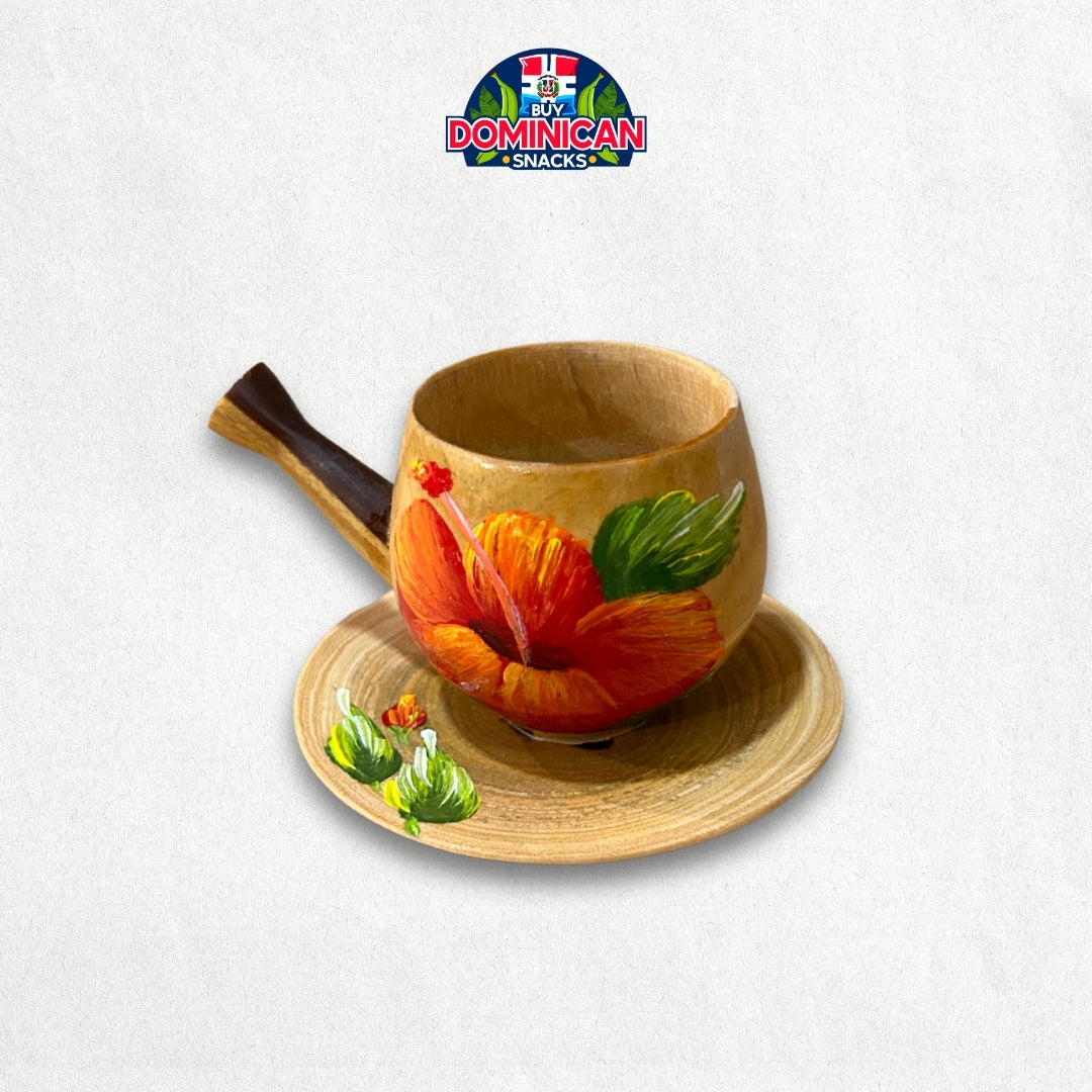 Taza de madera dominicana hecha a mano con un diseño vibrante de cayena