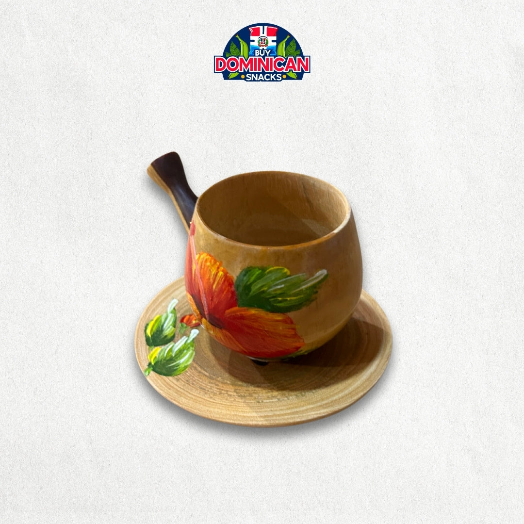 Taza de madera dominicana hecha a mano con un diseño vibrante de cayena