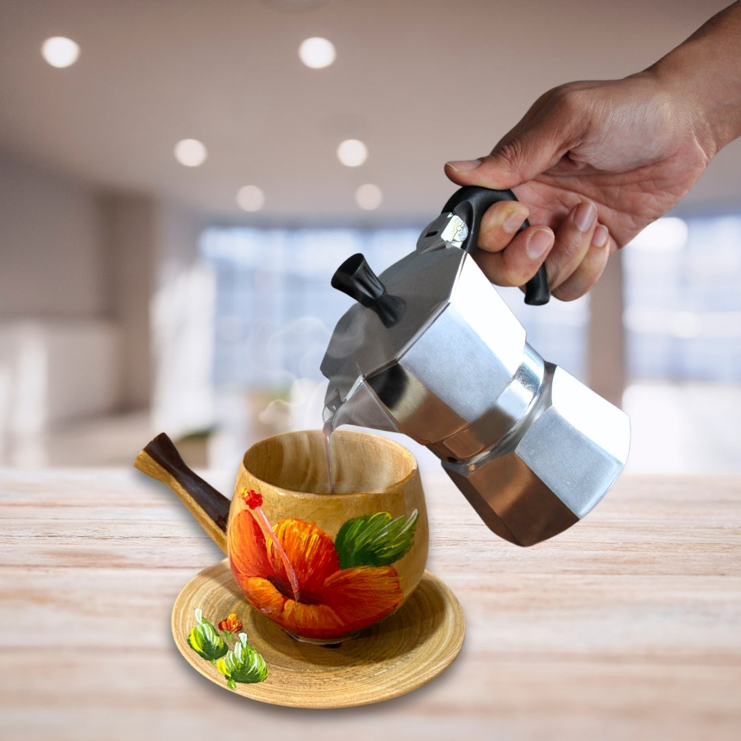 Taza de madera dominicana hecha a mano con un diseño vibrante de cayena