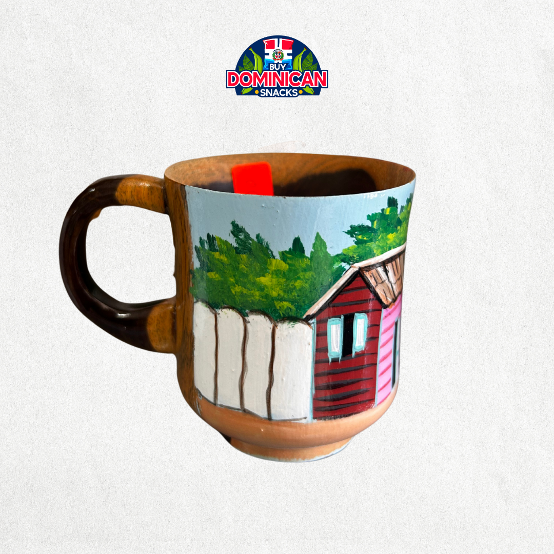 Taza de café de madera pintada a mano: un toque de arte dominicano