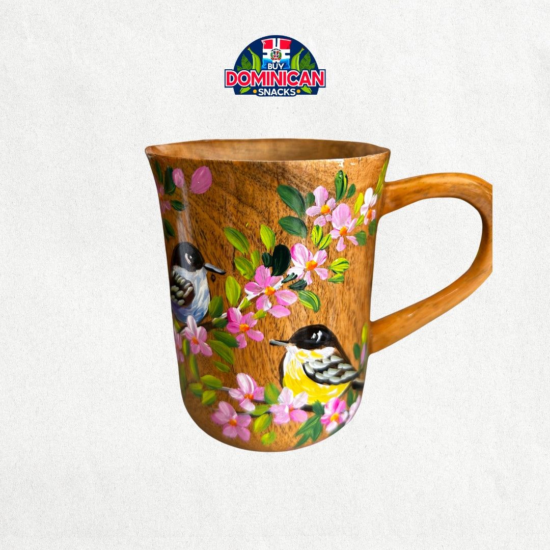 Taza de café de madera pintada a mano: un toque de arte dominicano