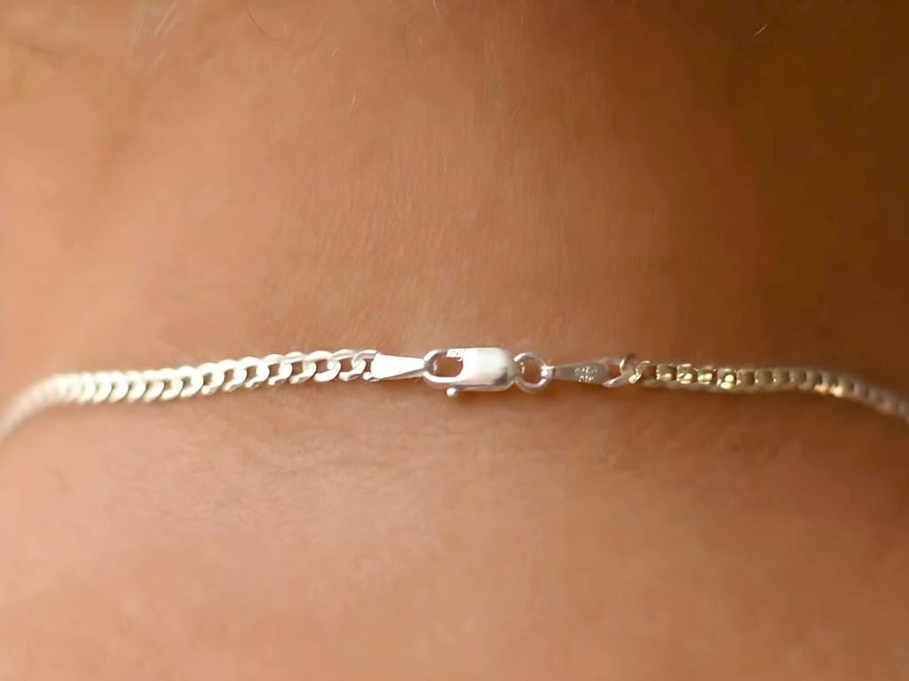 Handmade necklace with a beautiful 925 silver pendant and a natural blue stone in the shape of a heart, crafted artisanally.