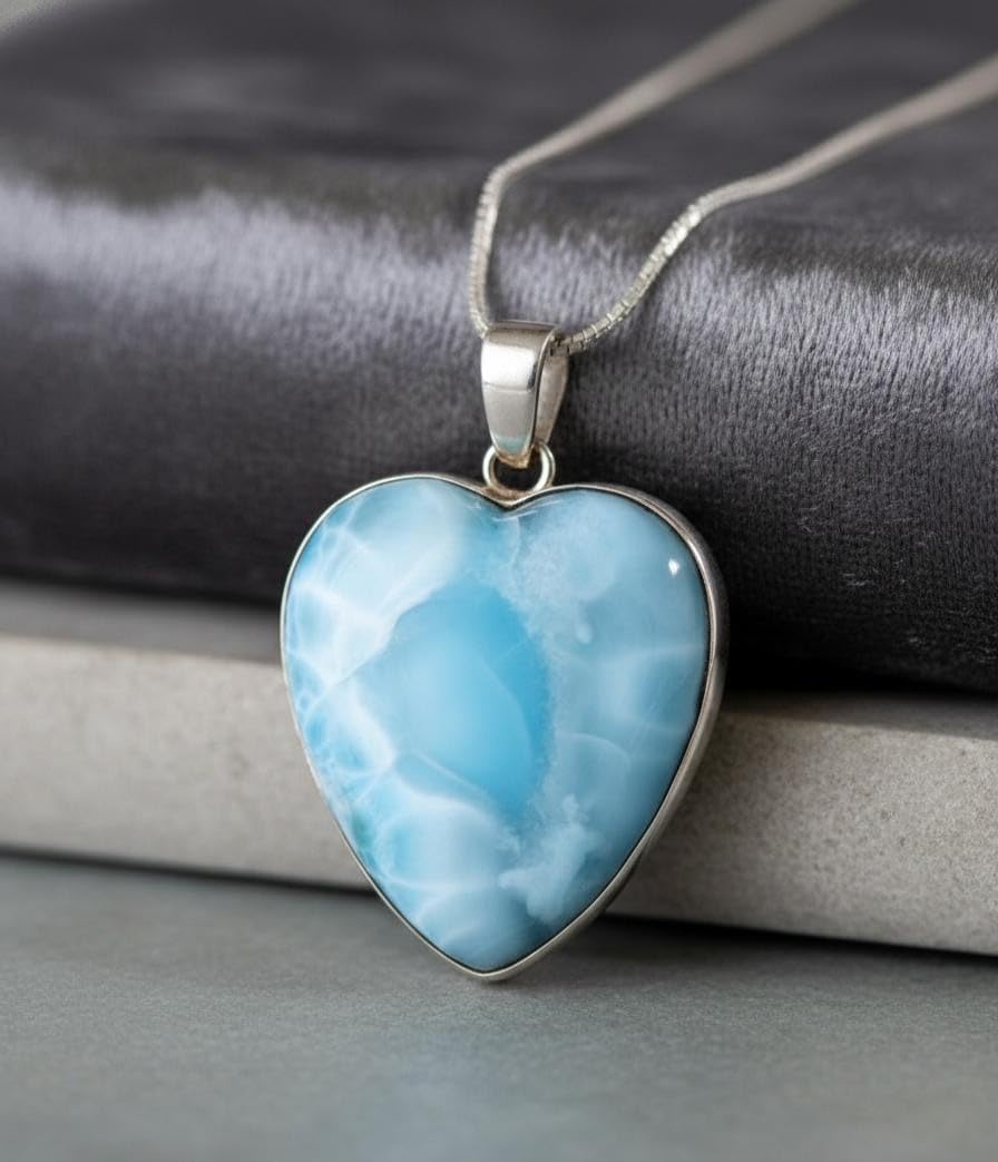 Handmade necklace with a beautiful 925 silver pendant and a natural blue stone in the shape of a heart, crafted artisanally.