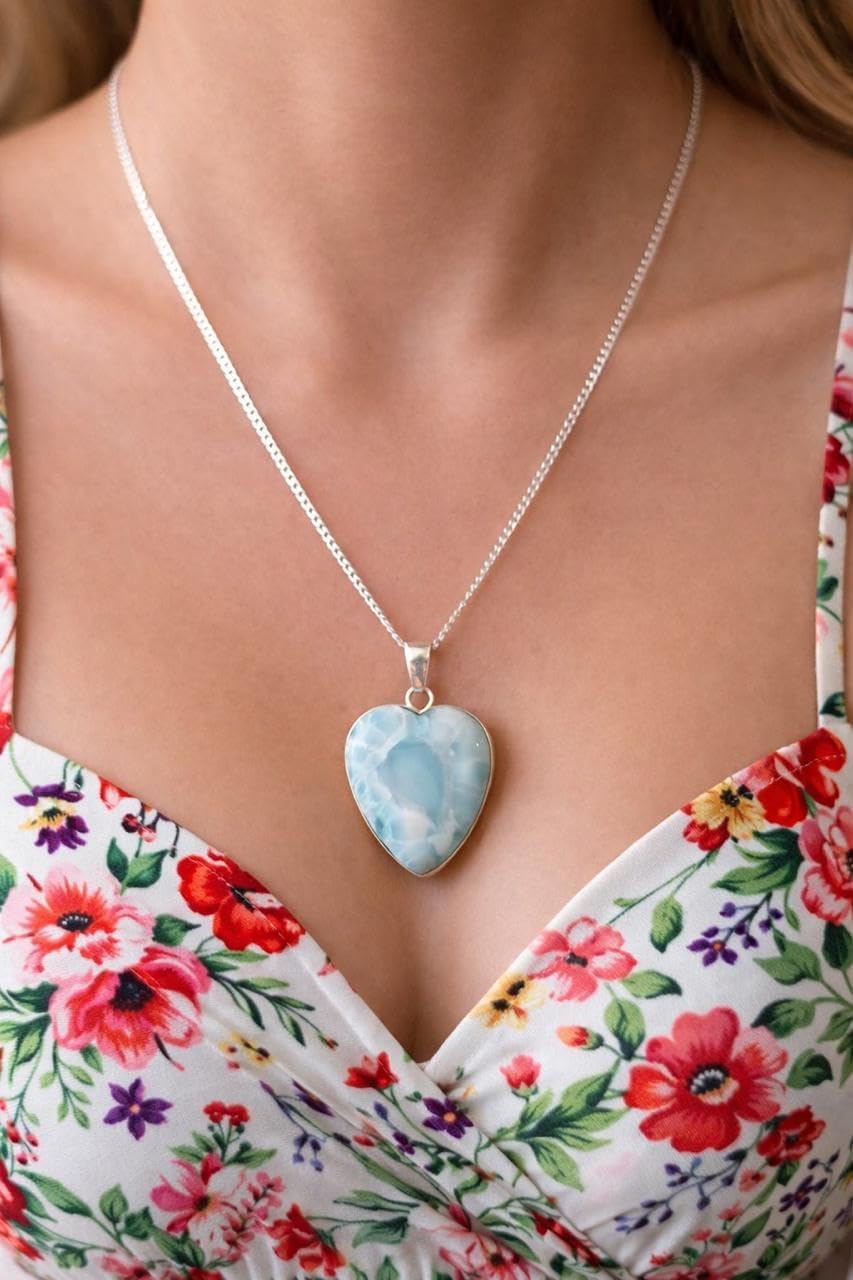 Handmade necklace with a beautiful 925 silver pendant and a natural blue stone in the shape of a heart, crafted artisanally.