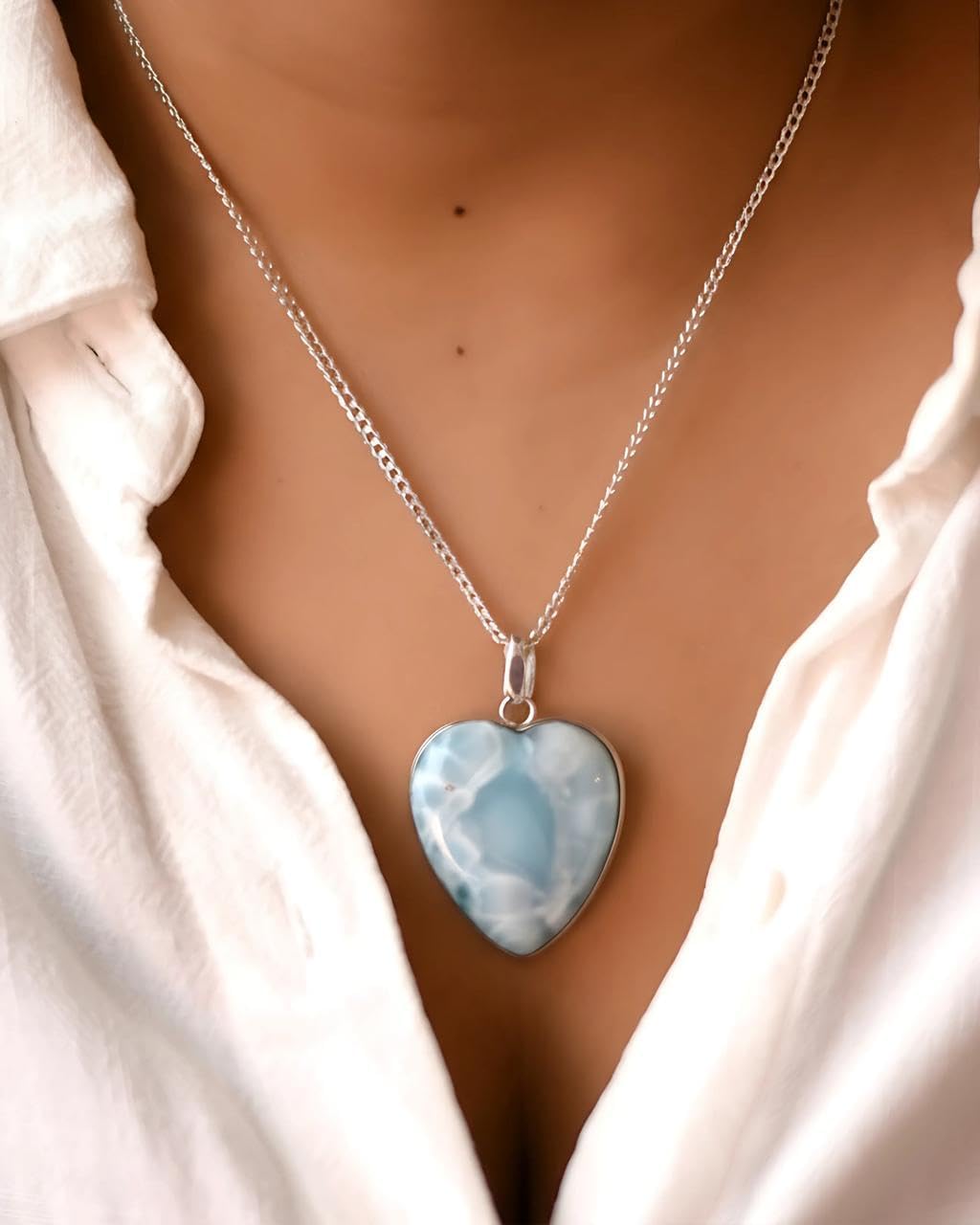Handmade necklace with a beautiful 925 silver pendant and a natural blue stone in the shape of a heart, crafted artisanally.