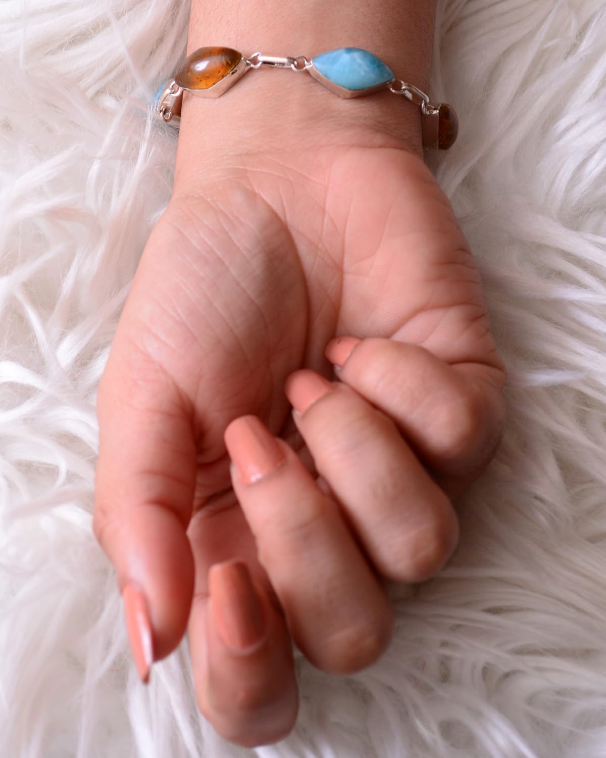 Exclusiva pulsera de plata de ley 925 con larimar natural y ámbar, 20 cm de elegancia artesanal.