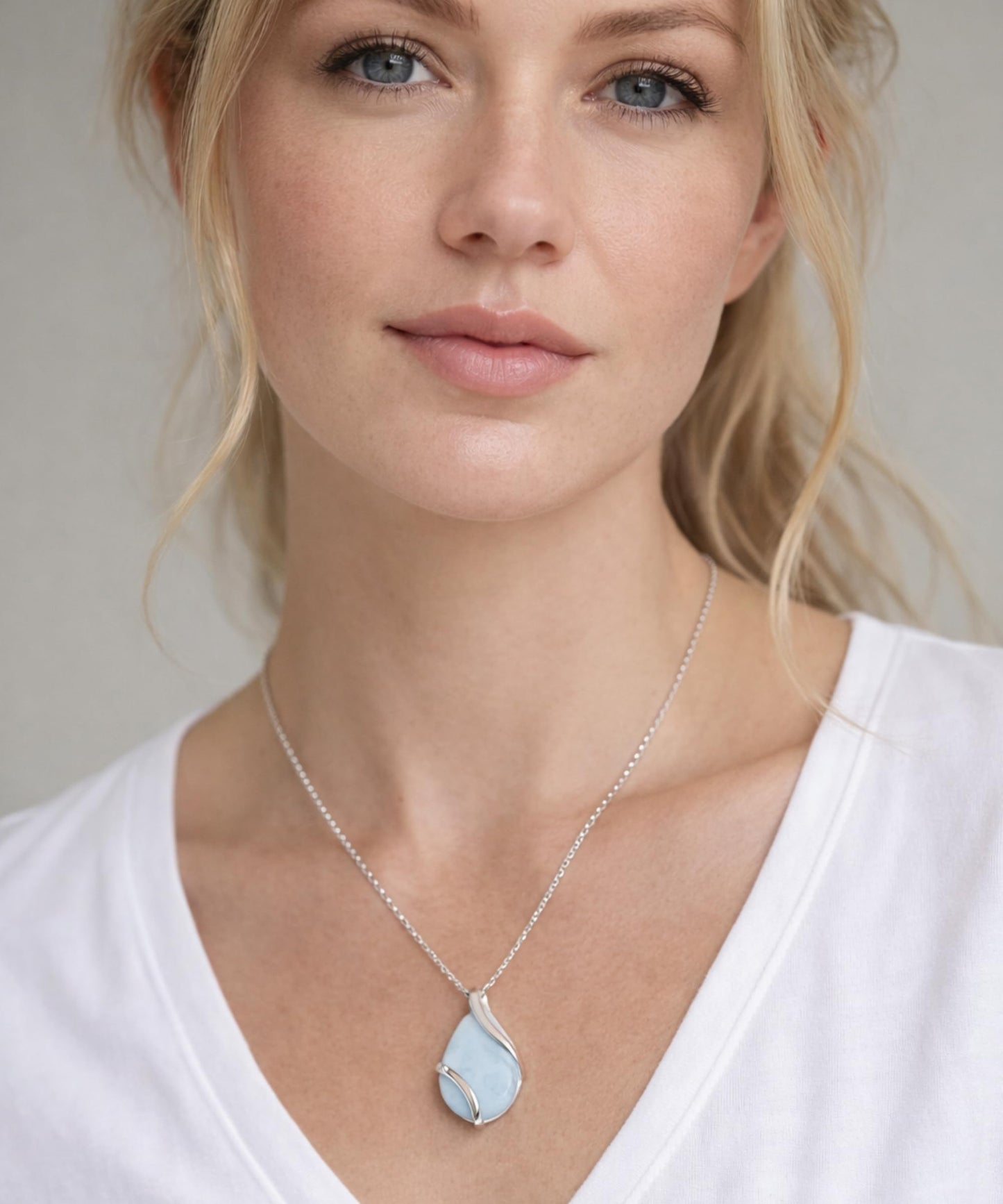 Collar con colgante de lágrima de larimar natural de Beaux Bijoux en plata de ley 925, cadena tipo cable de 45 cm, cierre de mosquetón y caja de regalo.