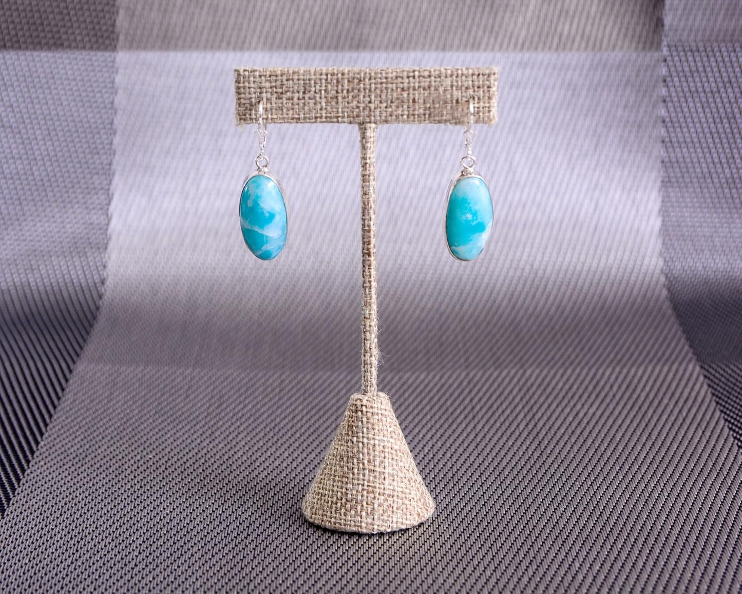 Earrings, oval pendants with 925 sterling silver lever-back closures, handmade with blue stones. Crafted artisanally.