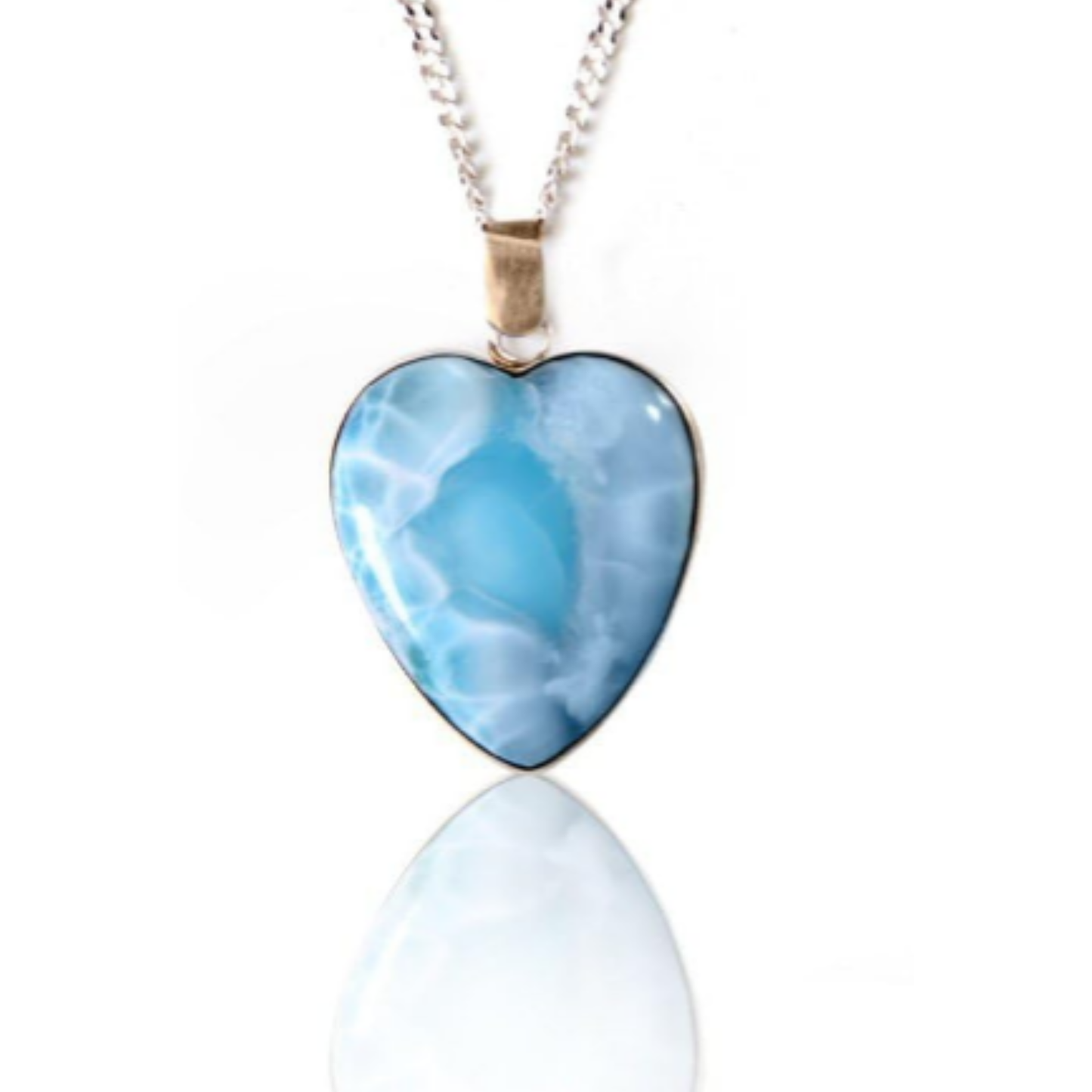 Handmade necklace with a beautiful 925 silver pendant and a natural blue stone in the shape of a heart, crafted artisanally.