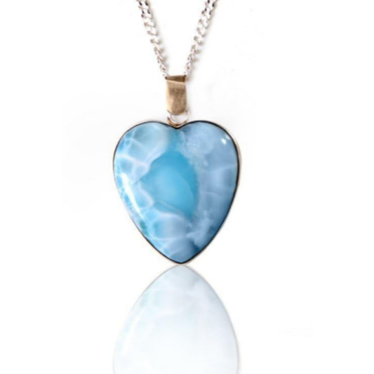 Collar hecho a mano con un precioso colgante de plata 925 y una piedra natural azul en forma de corazón, elaborado artesanalmente.