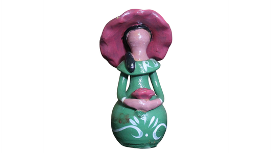Figura dominicana artesanal con sombrero rosa - Adorno 'RD'